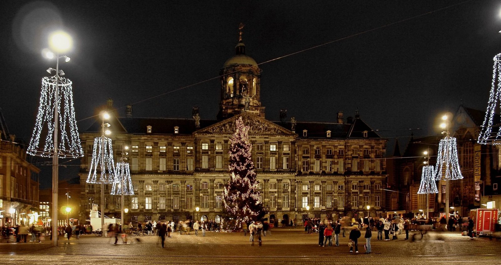De Dam met het Koninklijk Paleis, kerstboom