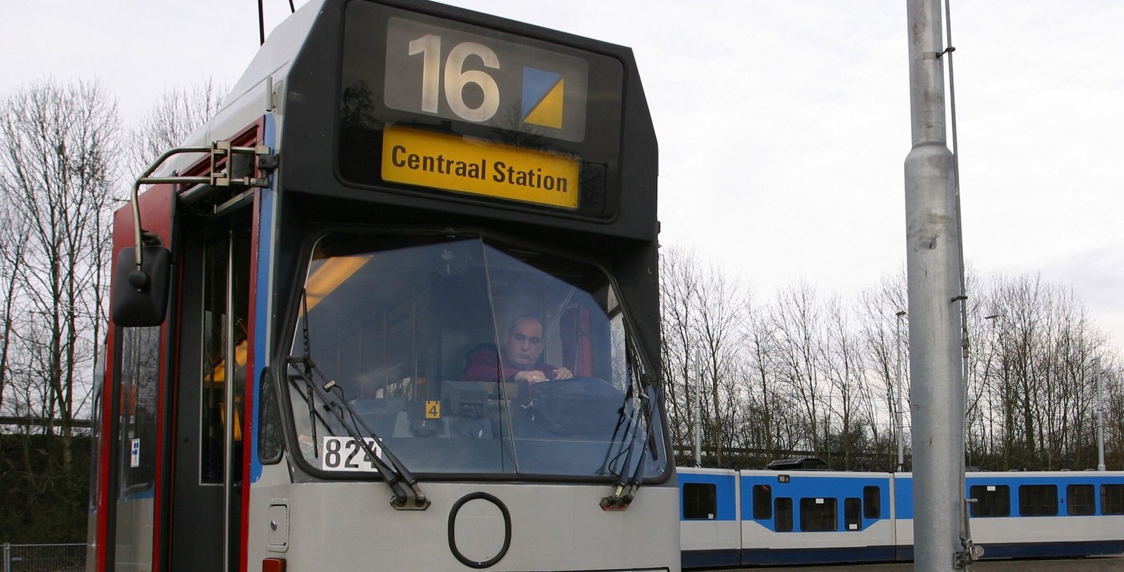 Heb jij je wel eens afgevraagd wat die vakjes met kleuren voor op de trams zijn?