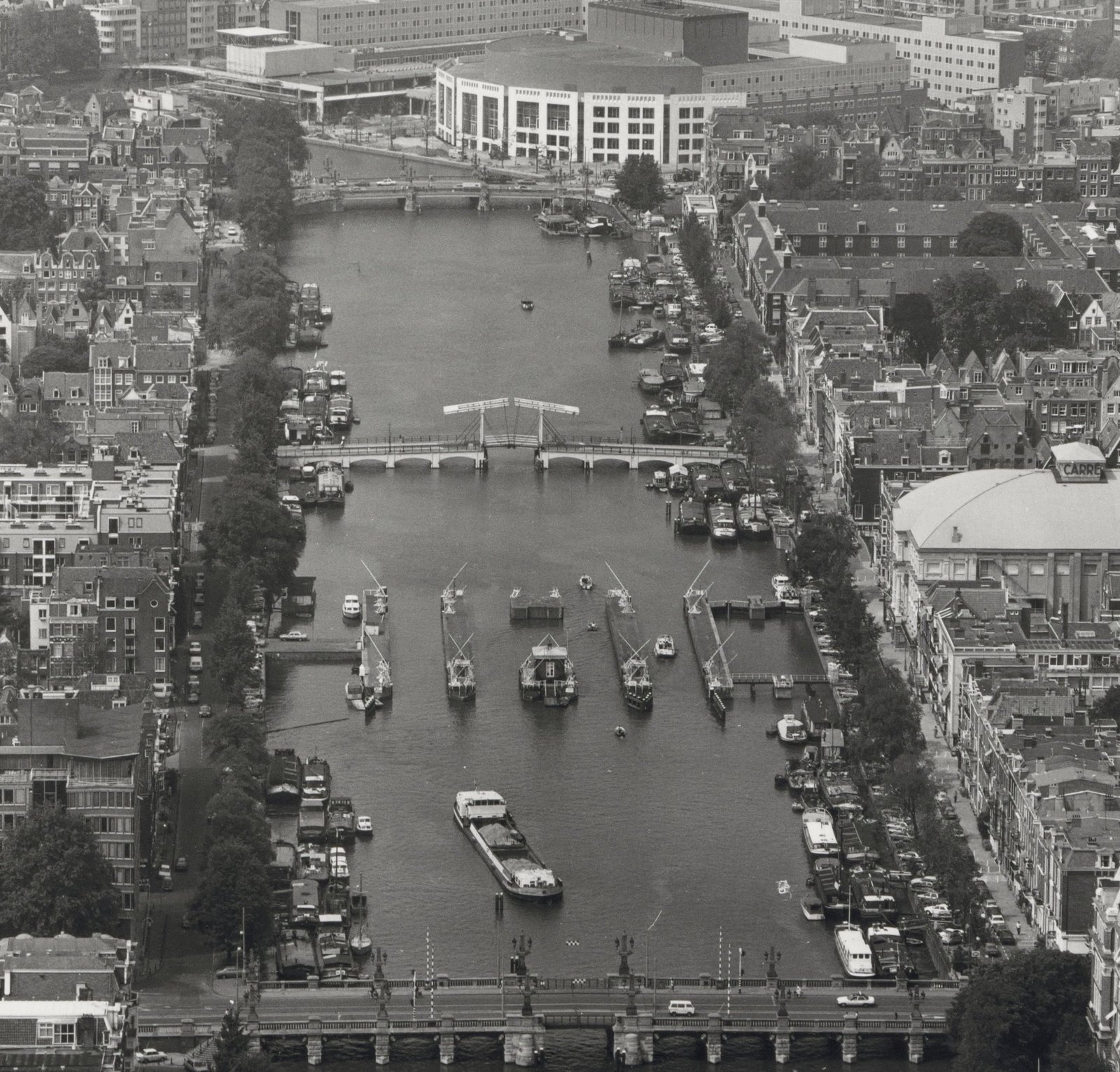 Wat hebben James Bond en Amsterdamse woonboten met elkaar te maken?